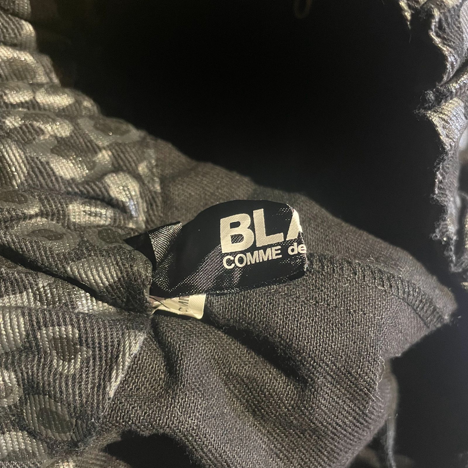 2020ブラックコムデギャルソン 模様柄セットアップシワ加工ポリエステルサルエル 大人気◇完売 コムデギャルソン ブラック サルエルパンツ◇黒 (COMME