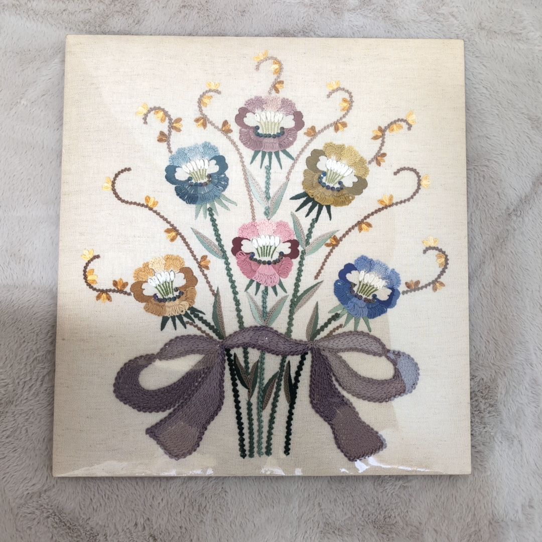 送料別 美品 面刺し花の刺繍画 56×52cm 壁飾り フランス刺繍 一点もの