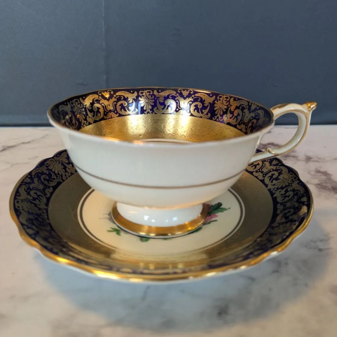 パラゴン カップ＆ソーサー ピオニーシェイプ 金彩ブラック ピンクローズ 希少品 パラゴン カップ＆ソーサー ピオニーシェイプ ブラック ピンクローズ