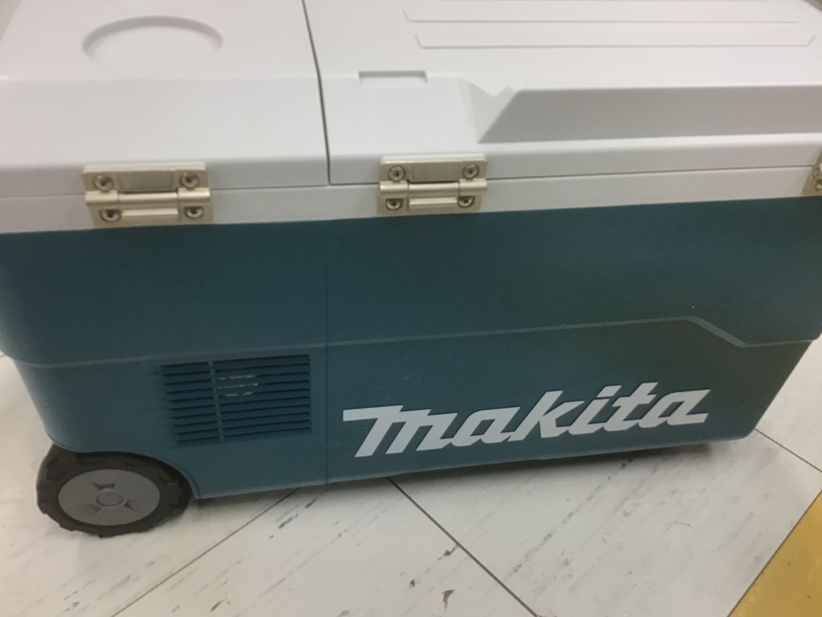 送料無料！【中古Bランク】☆マキタ☆(makita)☆ コードレス冷温庫