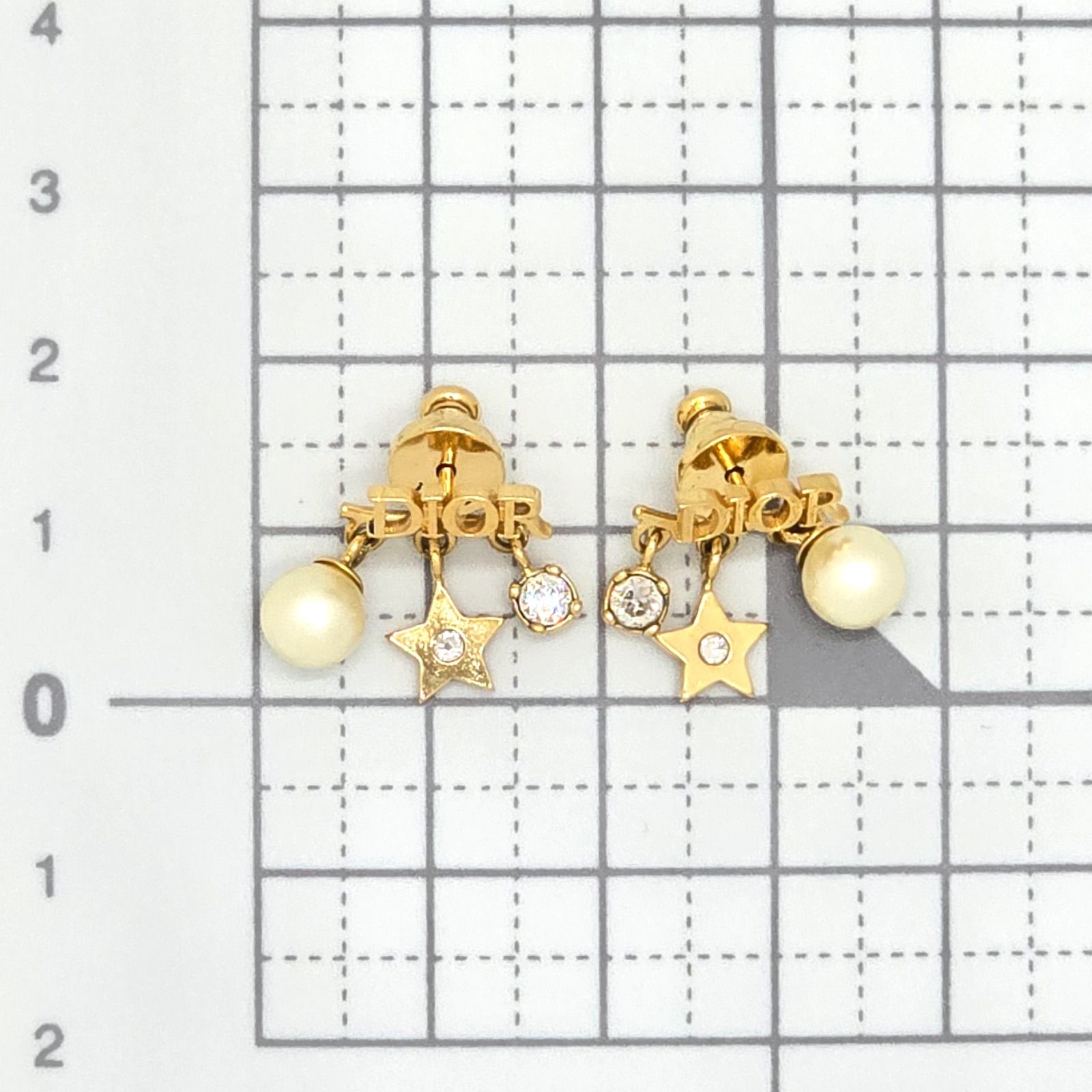 Dior ディオレボリューション ピアス　両耳　ホワイト　レジンパール DIOR ディオール Dio(r)evolution ピアス 両耳 ホワイト レジンパール