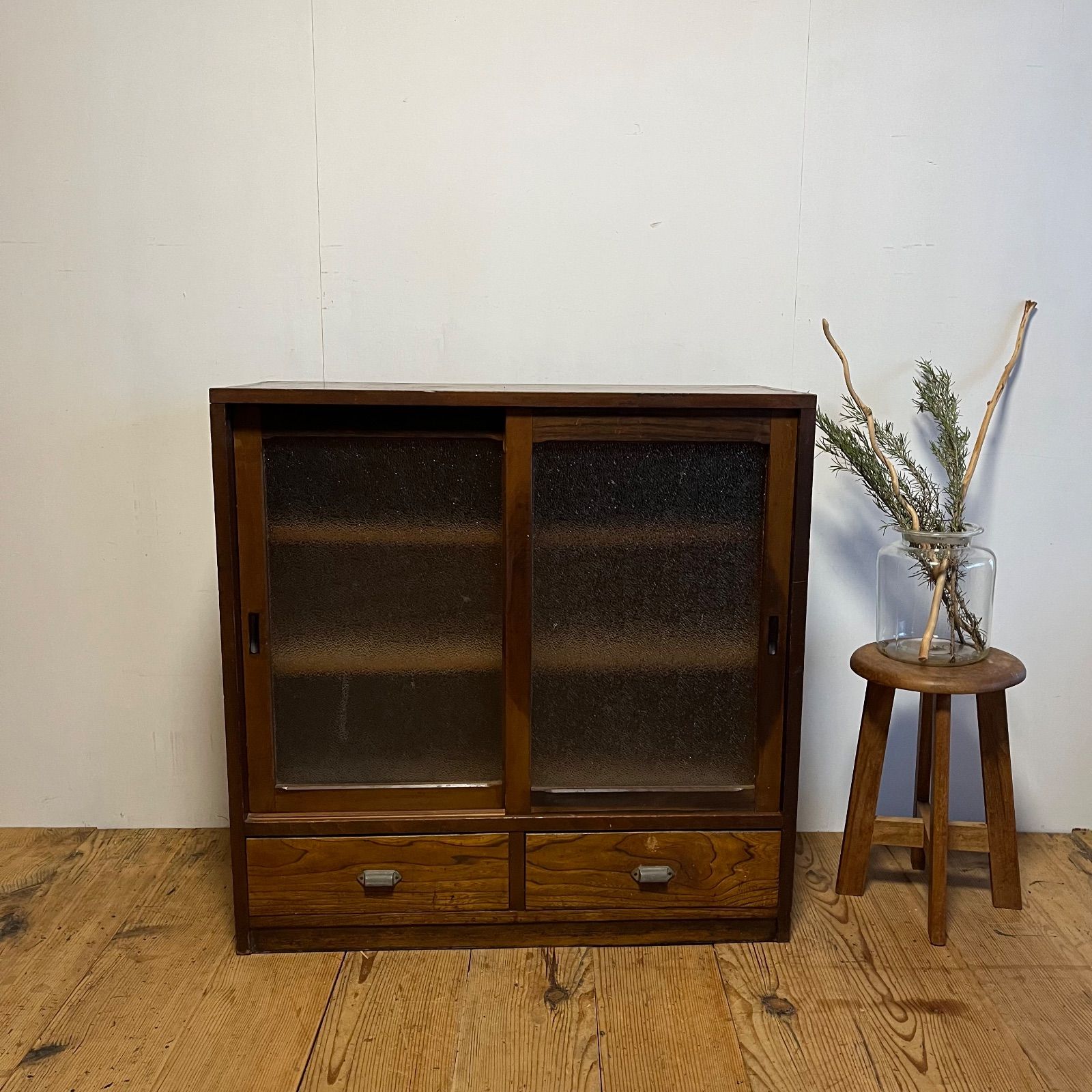 アンティーク 収納棚 ガラス戸棚 飾り棚 キャビネット 古家具 古道具 木製 アンティーク ガラス戸棚 引き戸収納棚 古家具 食器棚 キャビネット