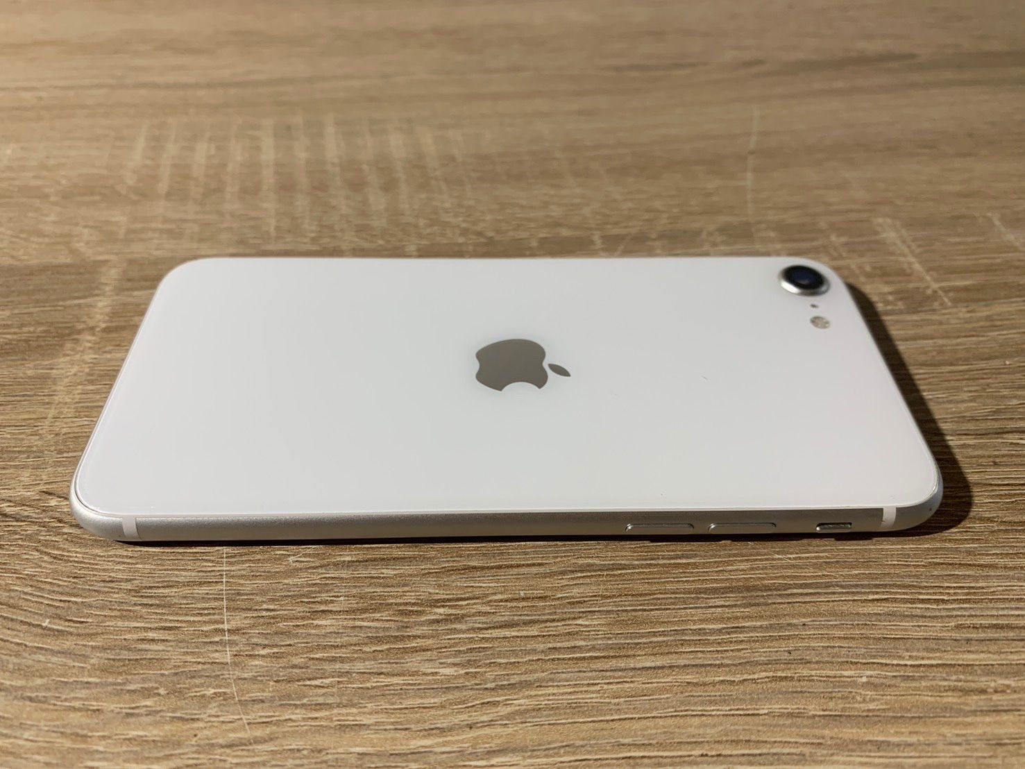 7330 iPhone SE 第二世代 ホワイト ジャンク品 - メルカリ