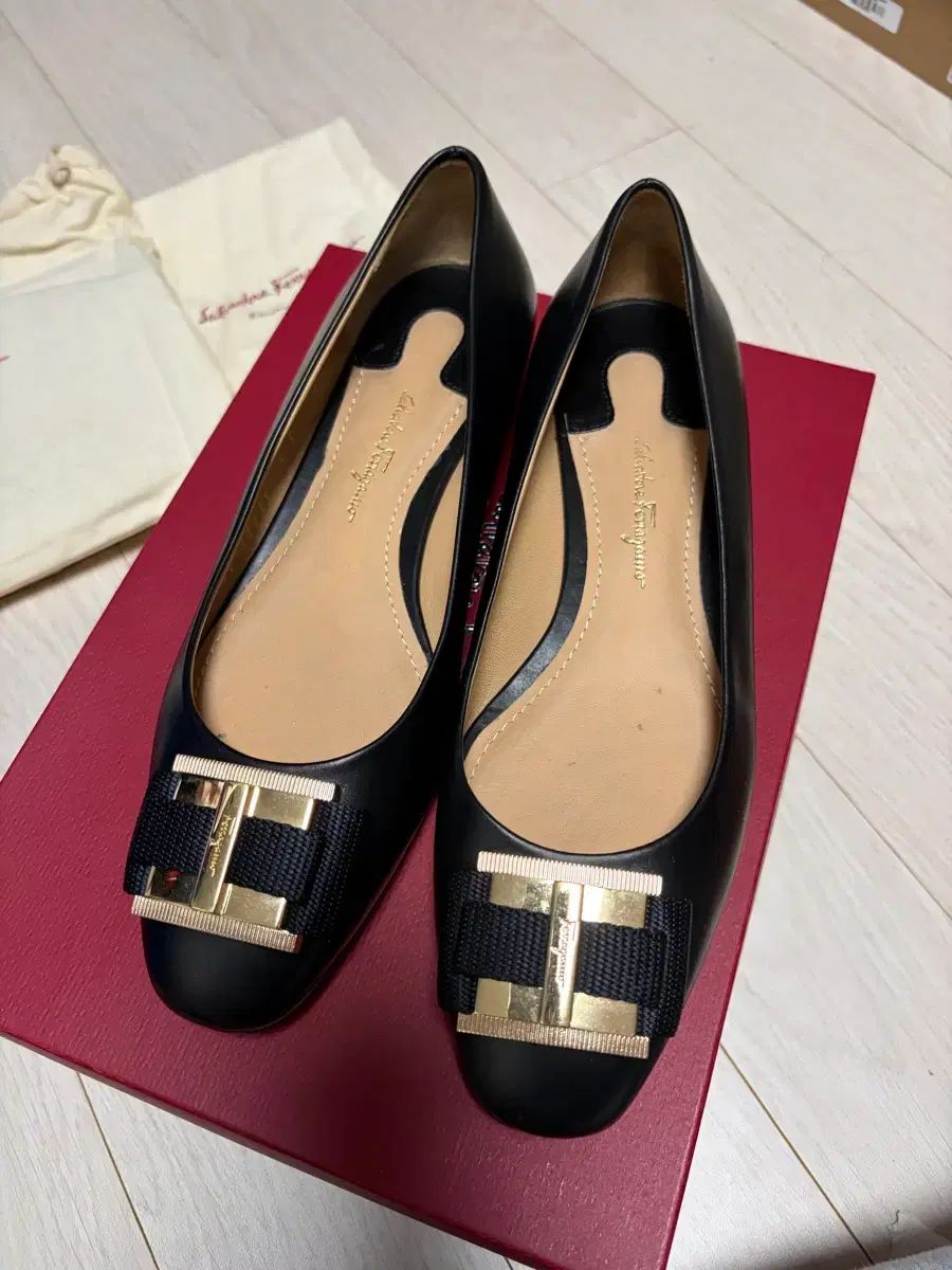 実際に着用2回) FERRAGAMO フェラガモ フラットシューズ ブラック 7C