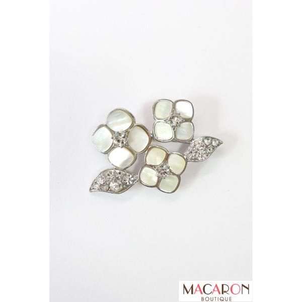Rene 白蝶貝シェルフラワーブローチ ルネ - メルカリ