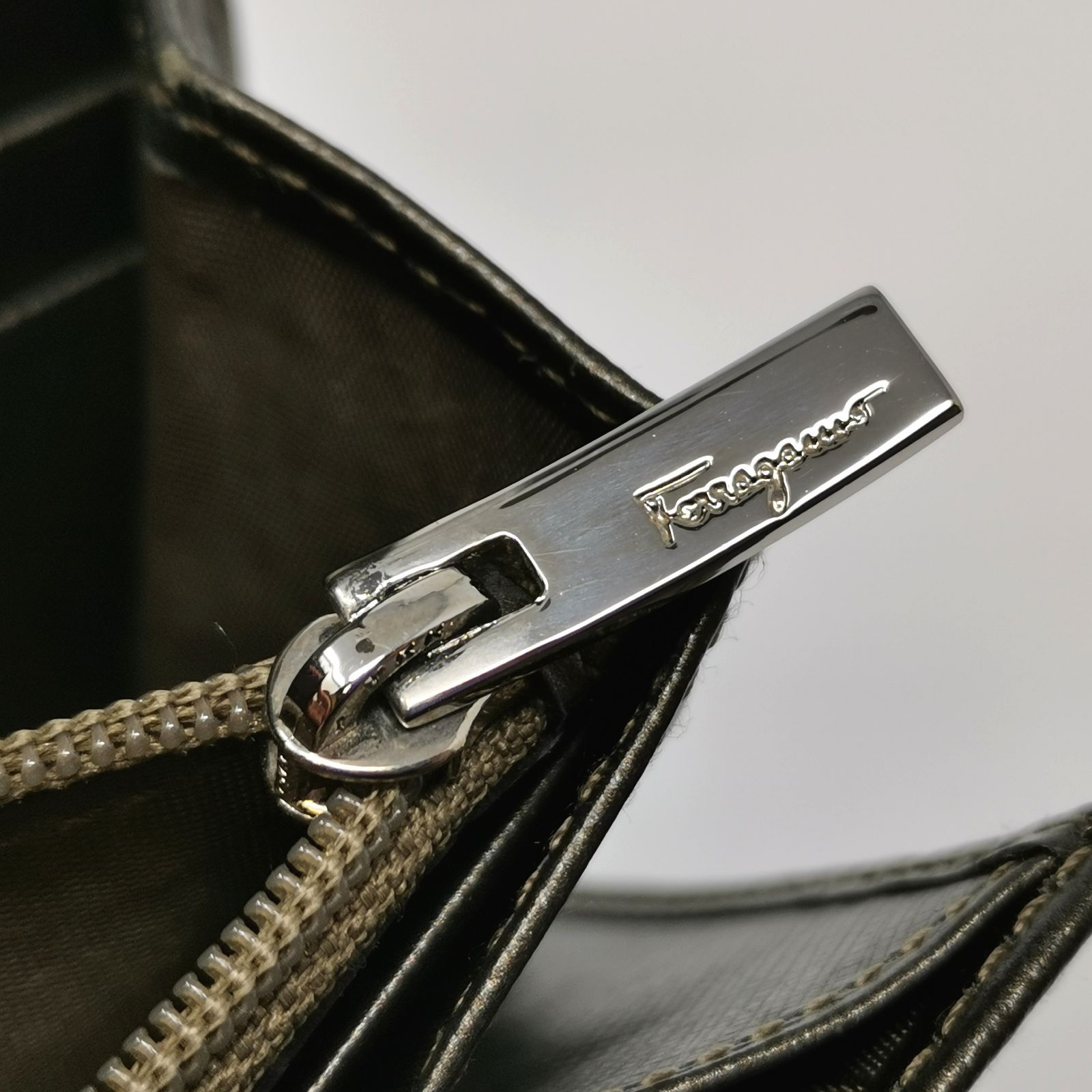 Salvatore Ferragamo フェラガモ ガンチーニ 財布 長財布 シルバー