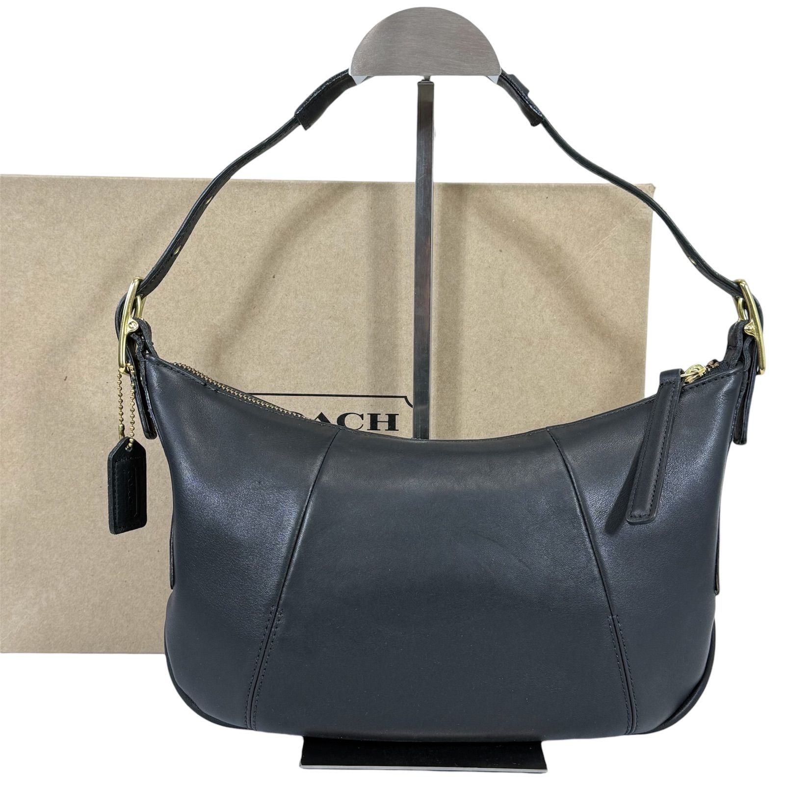 オールドコーチ　ワンショルダー バッグ　レザー　黒　ゴールド金具　チャーム付き 美品】COACH コーチ レザー ワンショルダーバッグ ブラック 黒色