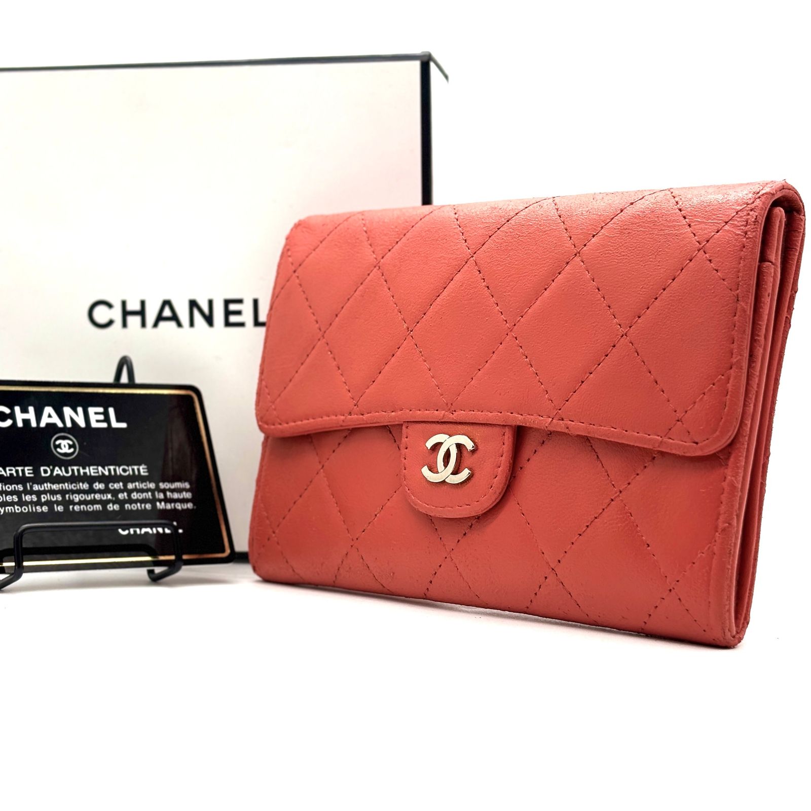 淡く艶めくサーモンピンク✨ CHANEL シャネル 二つ折り財布 クラシック