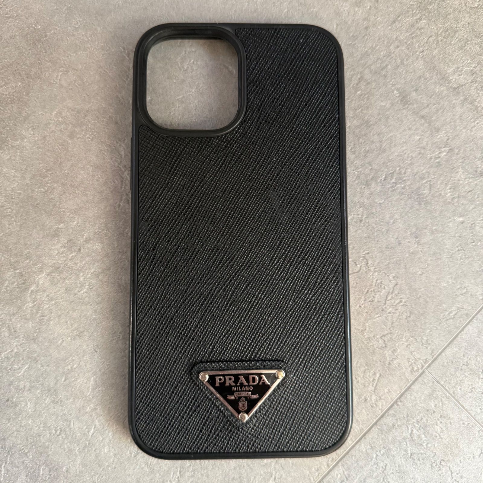 PRADA プラダ iPhone 13 ProMAX ケース 三角ロゴプレート サフィアーノレザー ブラック 黒 シルバー金具 トライアングルロゴ アイフォンケース