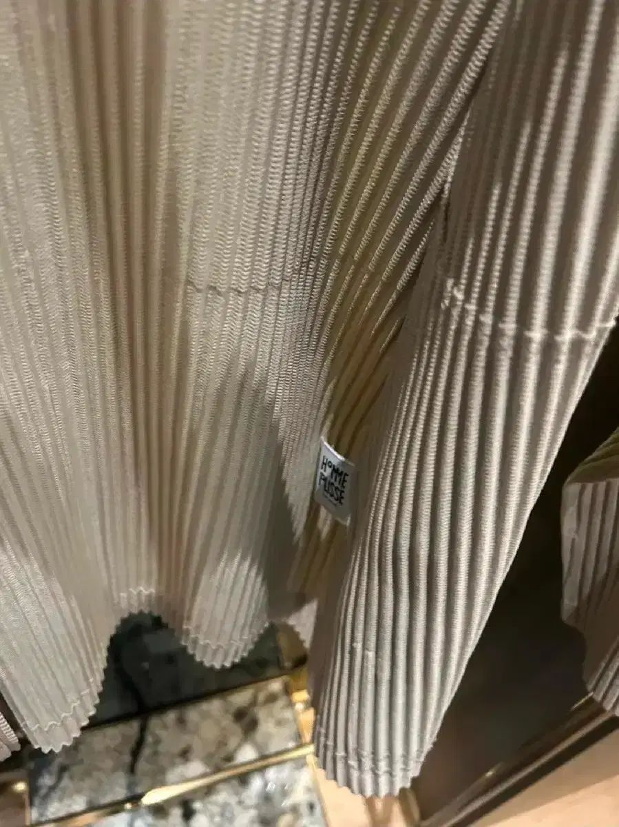 イッセイミヤケ オムプリッセ フード ジップアップ アイボリー COLOR 2