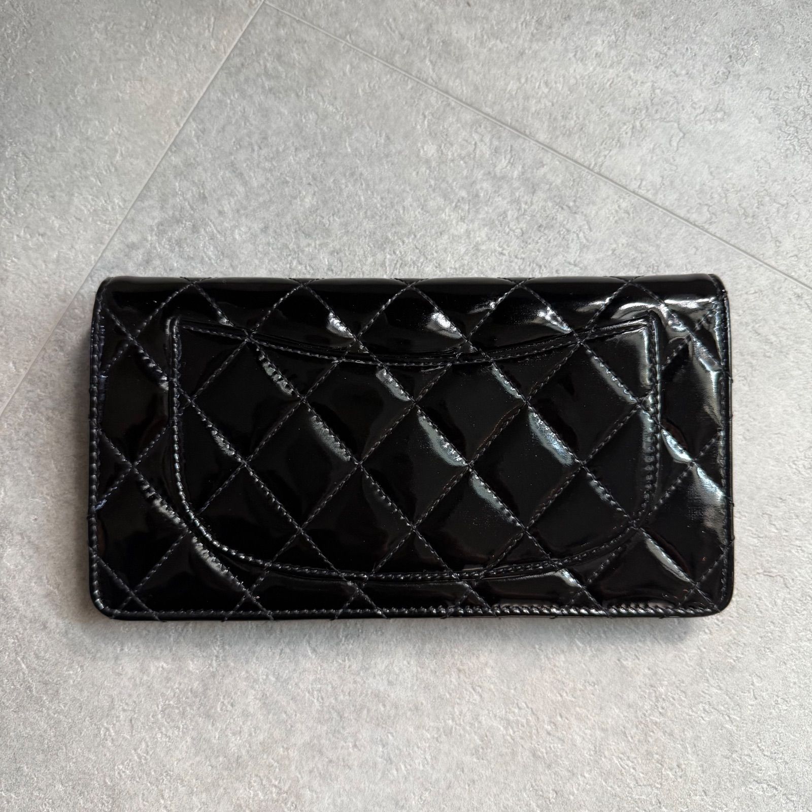 良品　CHANEL シャネル　ココマーク　パテントレザー　二つ折り長財布 美品 CHANEL シャネル マトラッセ ココマーク 二つ折り長財布 パテント
