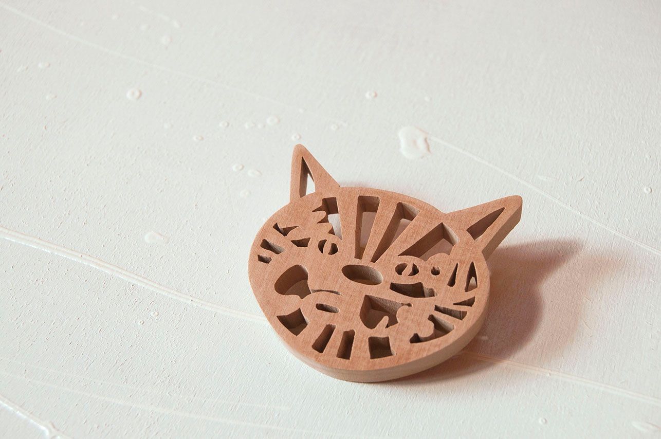 クールな猫ちゃん【木製】ネコブローチ - メルカリ