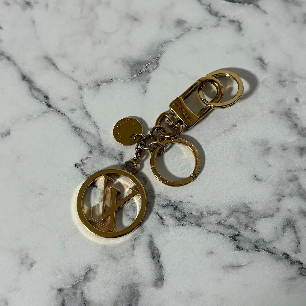 OS ルイヴィトン LV サークル ロゴ GOLD キーホルダー - メルカリ