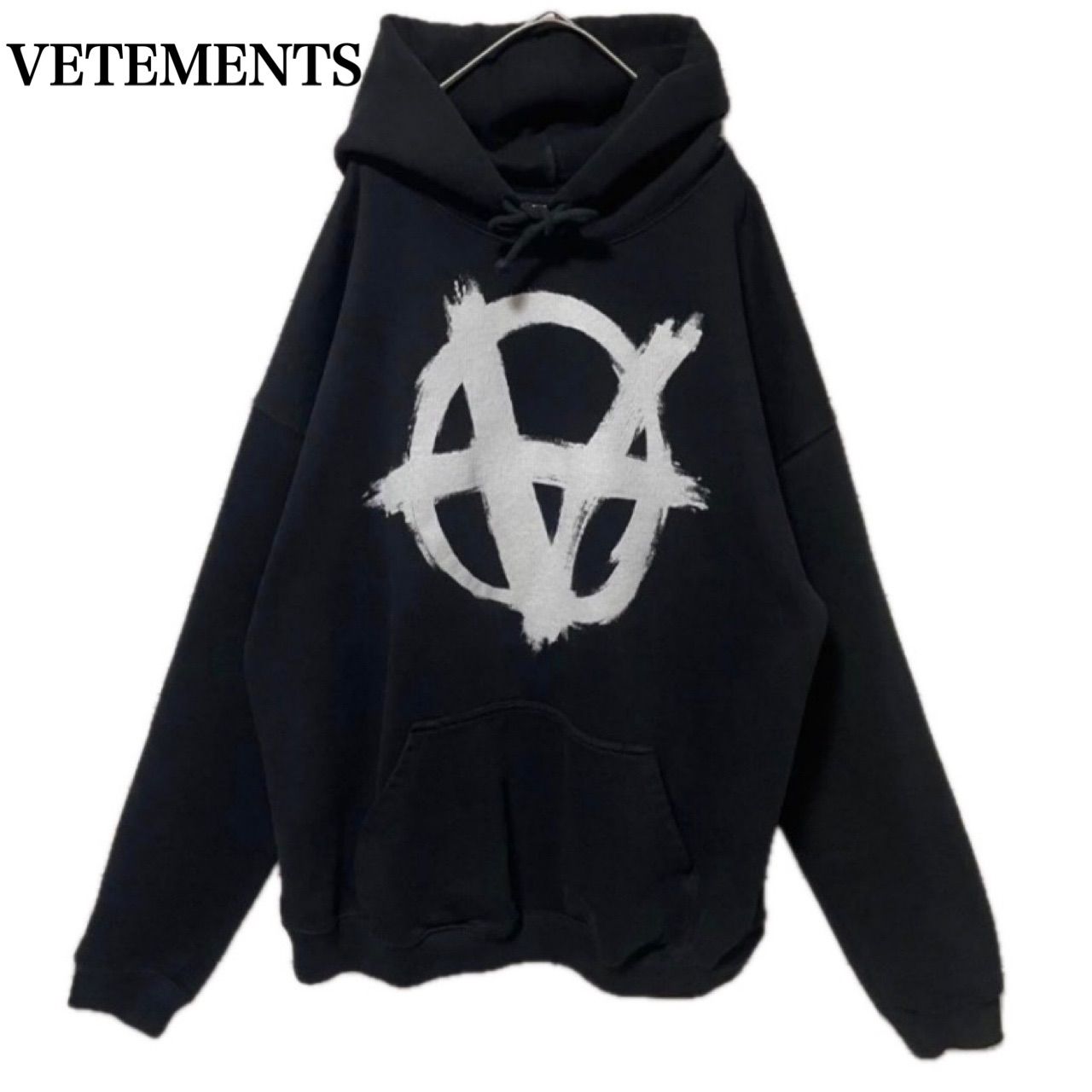 【即完売】 VETEMENTS ビッグロゴ アナーキー パーカー オーバーサイズ ヴェトモン VETEMENTS ビッグロゴ アナーキー パーカー オーバーサイズ