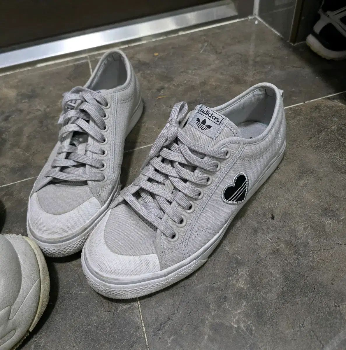 265 アディダス ニッツァ トレフォイル ハート スニーカー グレー