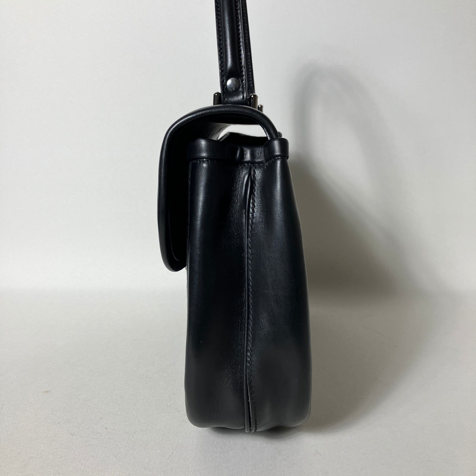 【美品】グッチ ハンドバッグ キャンバス GG ロゴ ブラック GUCCI（グッチ） GGキャンバス トートバッグハンドバッグ 小さめ 黒