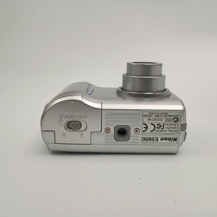 Nikon Coolpix 5600 コンパクトデジタルカメラ シルバー 【公式通販】