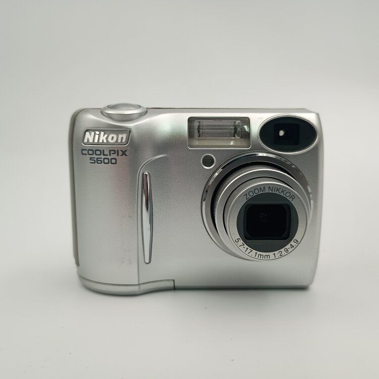 Nikon Coolpix 5600 コンパクトデジタルカメラ シルバー 【公式通販】