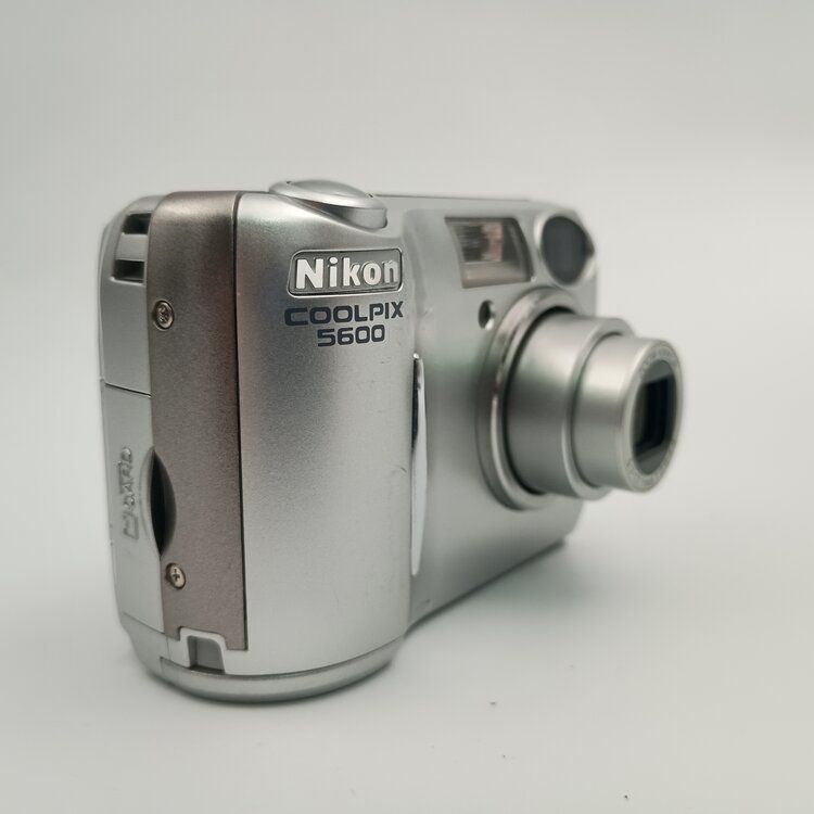 Nikon Coolpix 5600 コンパクトデジタルカメラ シルバー 【公式通販】