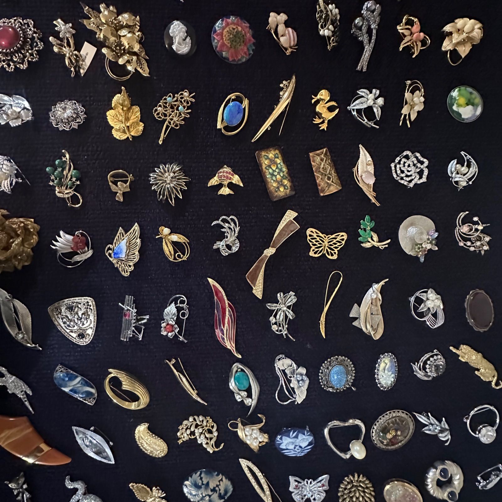 【vintage】ブローチ　まとめ売り　100点以上　大量 vintage】ブローチ まとめ売り 大量 100点以上 - メルカリ