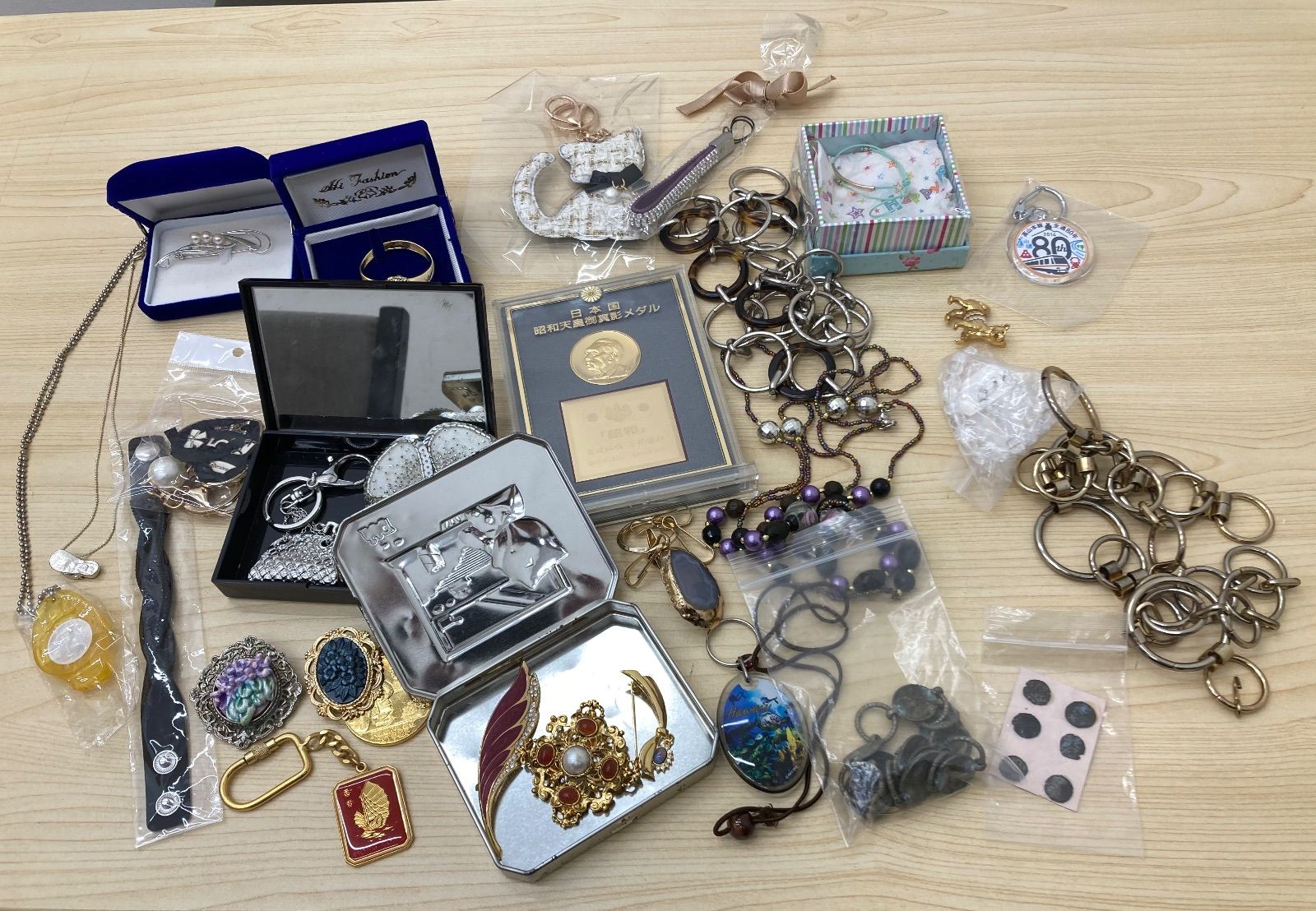 遺品整理品　詳細不明　アクセサリー 遺品整理アクセサリー - メルカリ