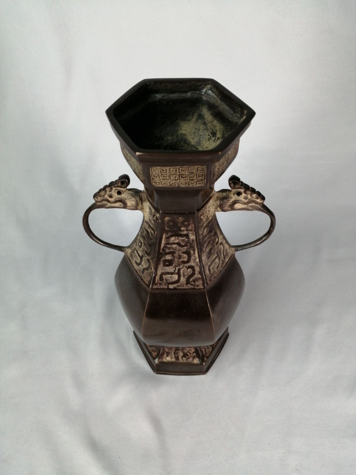 古銅写六角耳付花入