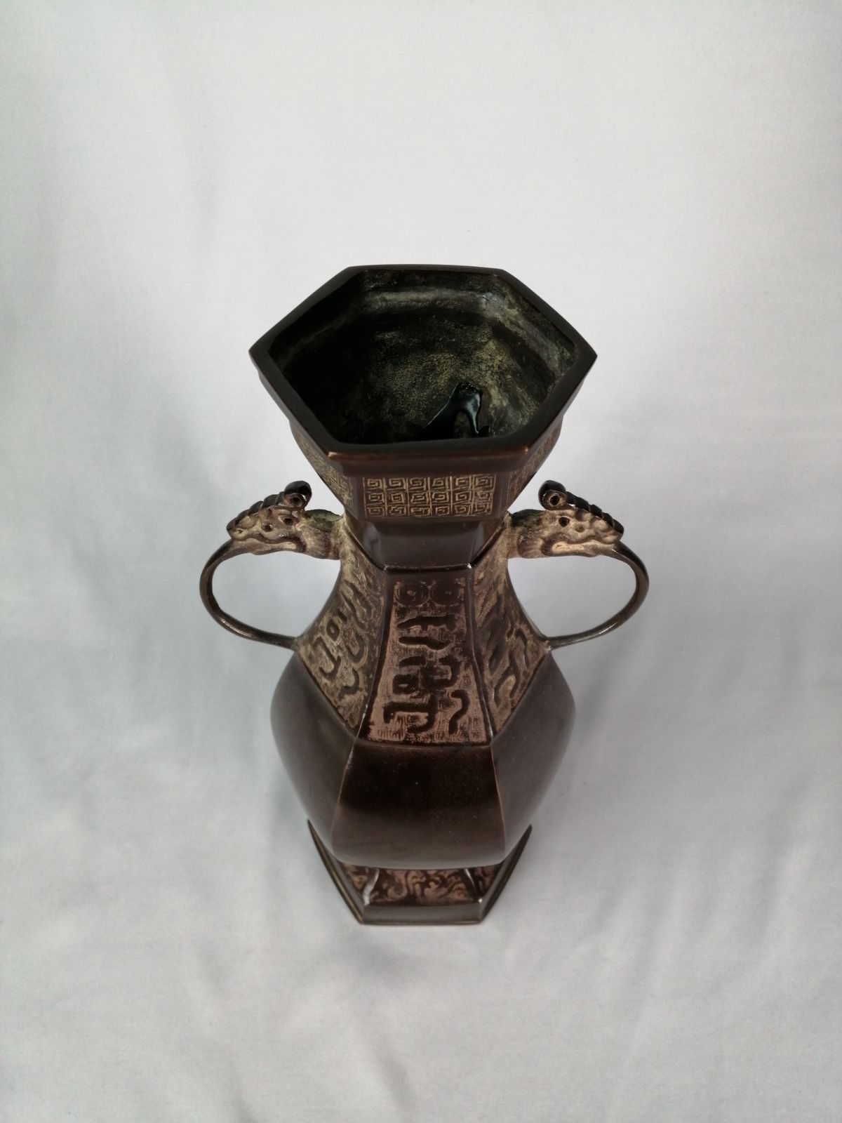 古銅写六角耳付花入