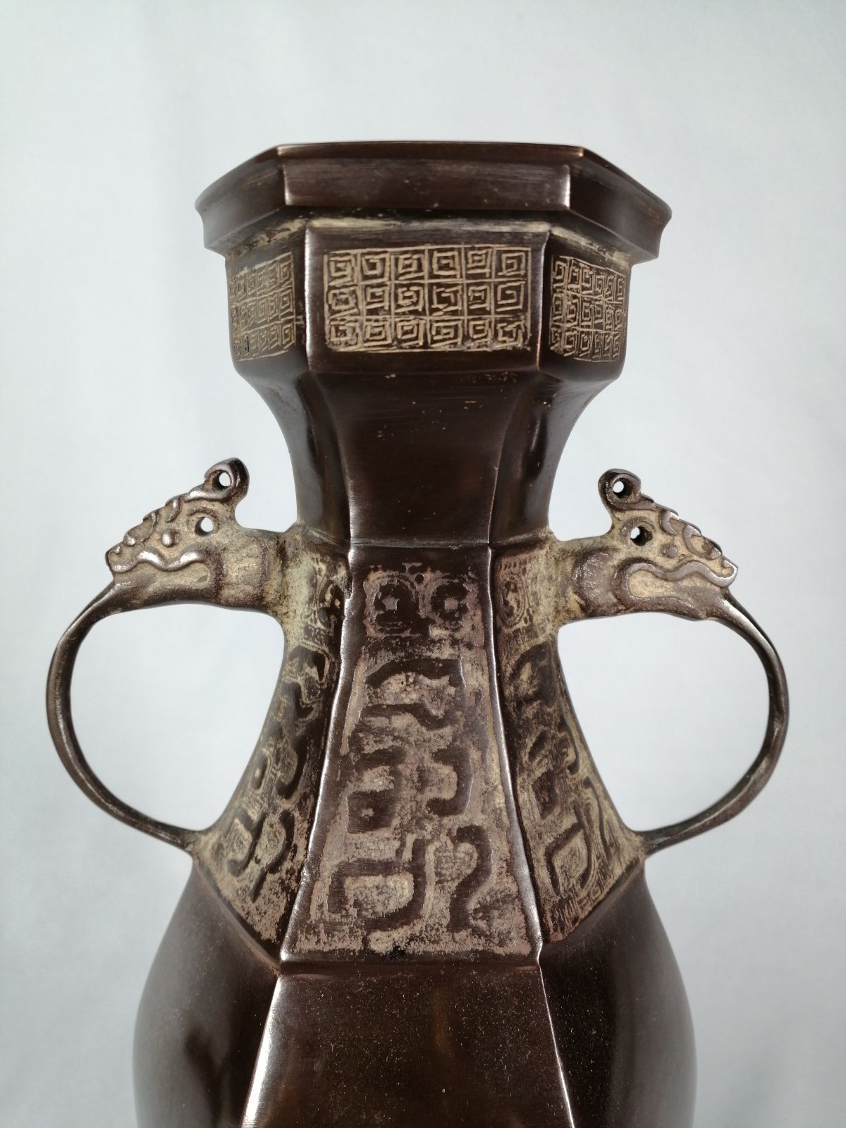 茶事具 古銅写六角耳付花入