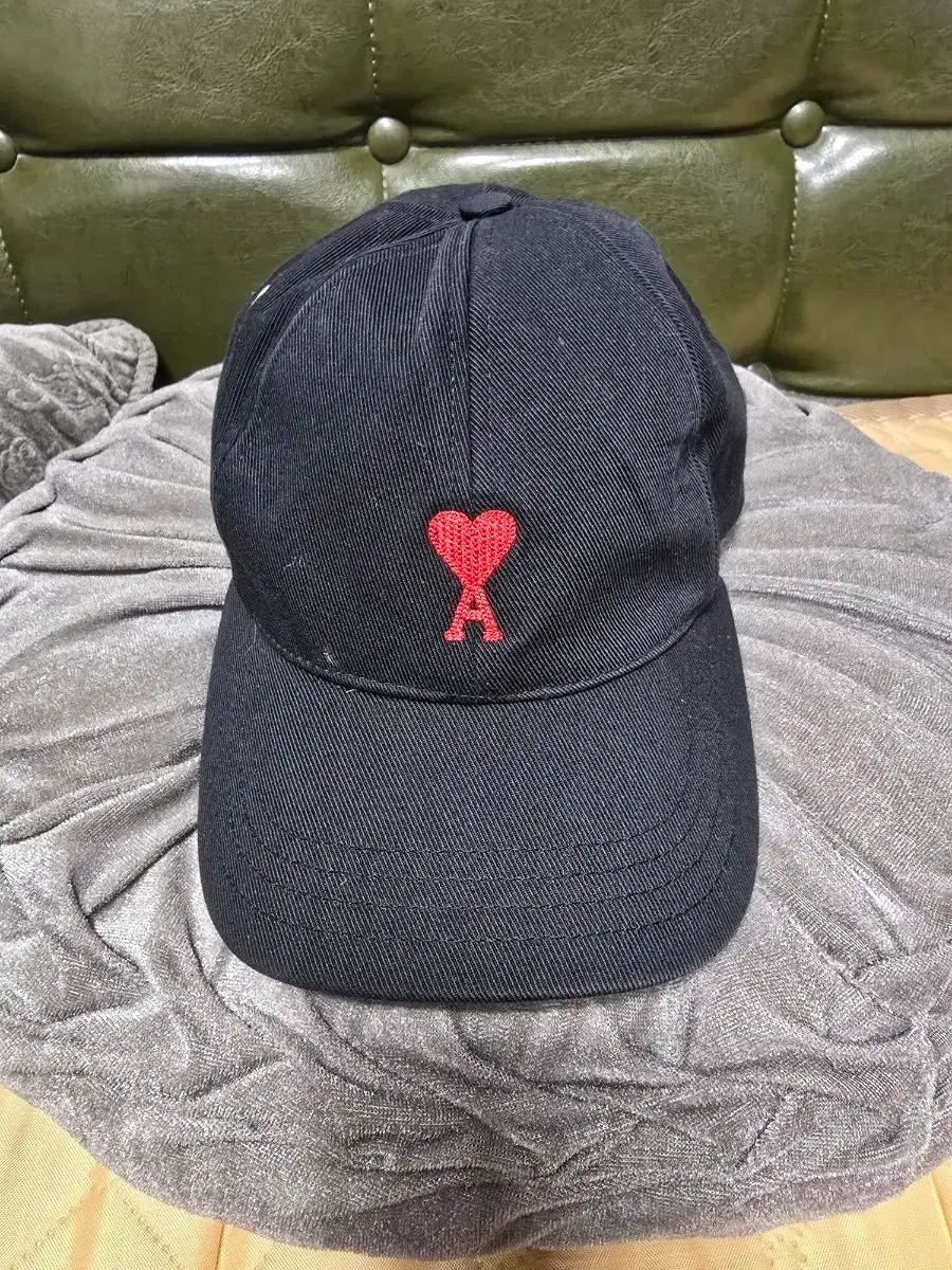 アミ ハート ロゴ ブラック ベースボールキャップ AMI PARIS