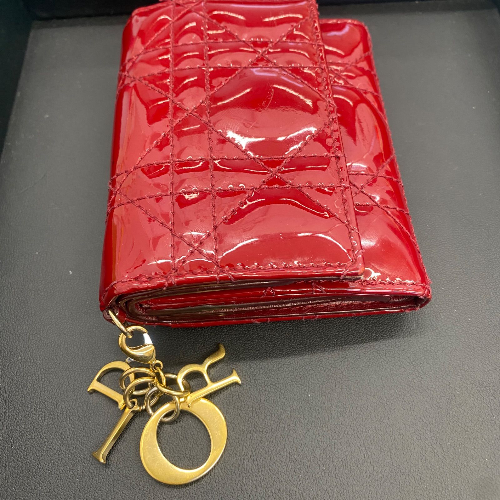 Dior エナメル 赤 キルティング 三つ折り財布 管理番号SC024 - メルカリ