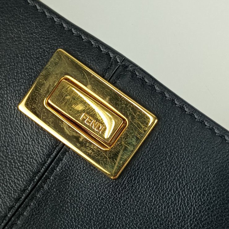 美品 FENDI フェンディ ショルダーバッグ ピーカブー ピーカフォン 8M0442 ブラック ゴールド金具 レザー レディース スマホポーチ ストラップ ターンロック【本物保証】 FENDI フェンディ ピーカフォン ショルダーバッグ 8M0442 カーフレザー