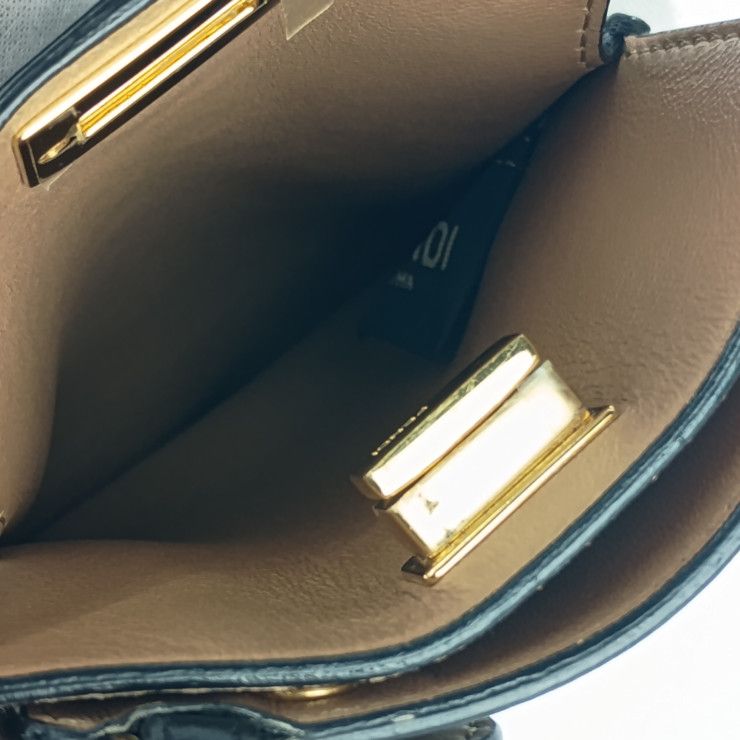 美品 FENDI フェンディ ショルダーバッグ ピーカブー ピーカフォン 8M0442 ブラック ゴールド金具 レザー レディース スマホポーチ ストラップ ターンロック【本物保証】 美品 FENDI フェンディ ショルダーバッグ ピーカブー ピーカフォン