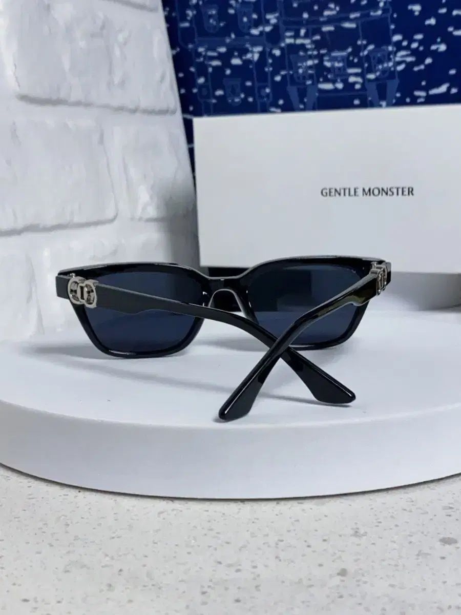 GENTLE MONSTER(ジェントルモンスター) ブラック サングラス XOXO 25s