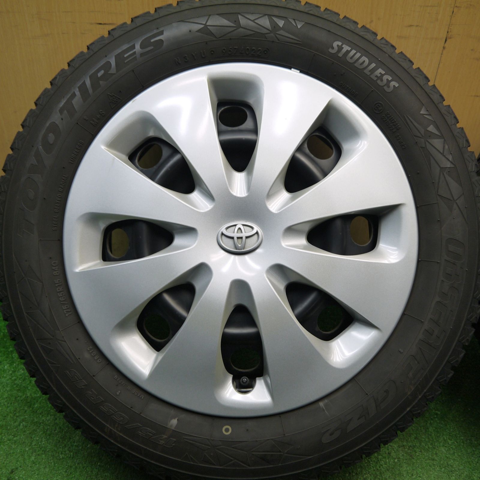 トヨタ アクア 純正タイヤホイールセット 175/65R15 バリ溝バリ溝！22 