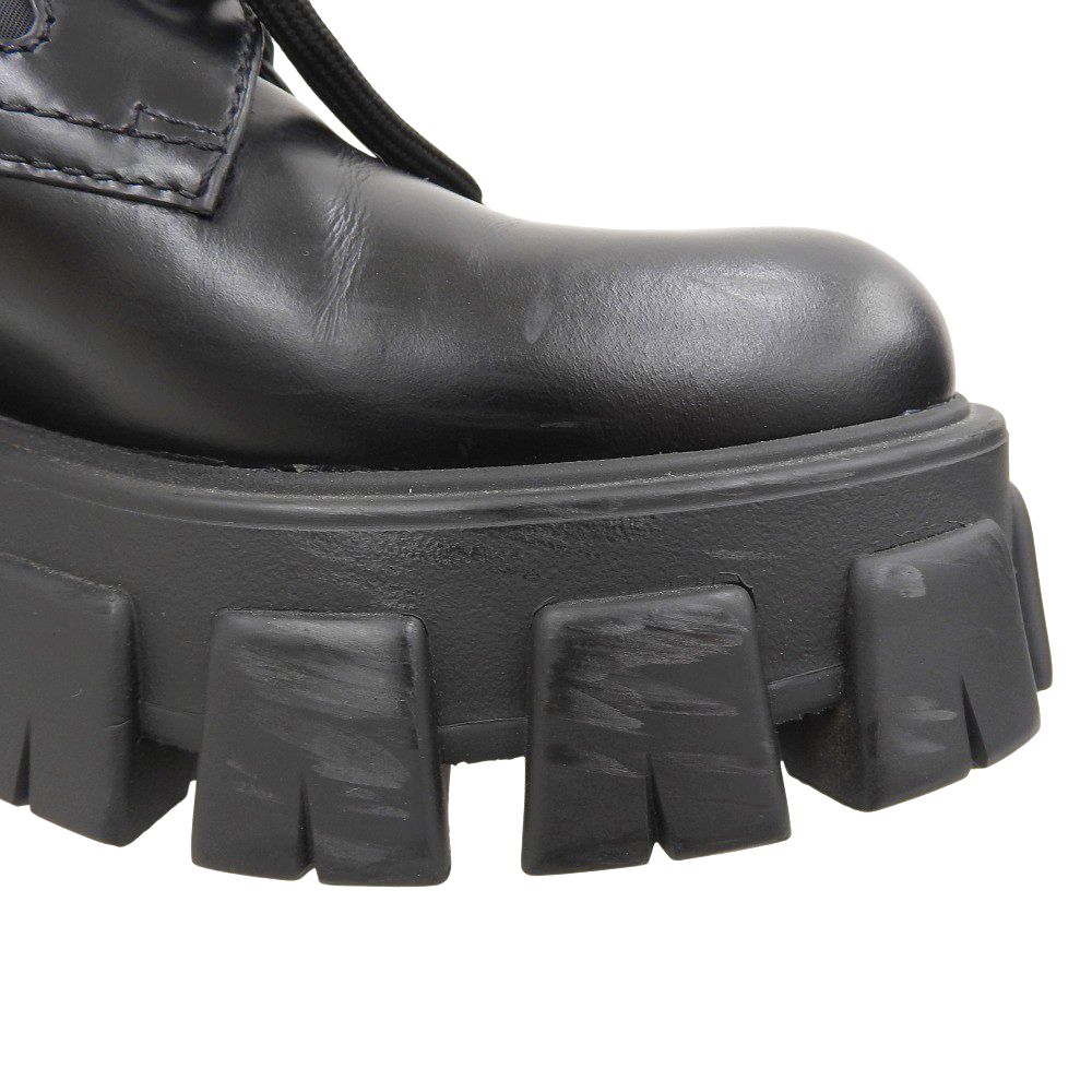 美品 PRADA モノリス ブーツ レザー サイドゴア ロゴプレート 現行 黒 PRADA（プラダ） モノリス ブラッシュド レザー チェルシー ブーツ