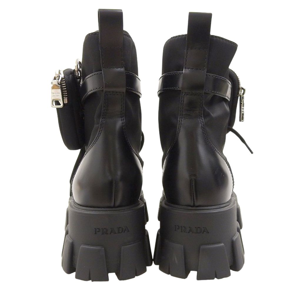 美品 PRADA モノリス ブーツ レザー サイドゴア ロゴプレート 現行 黒 PRADA - 【PRADA】モノリス ロングブーツ 36 レザー 編み上げ【23.5cm