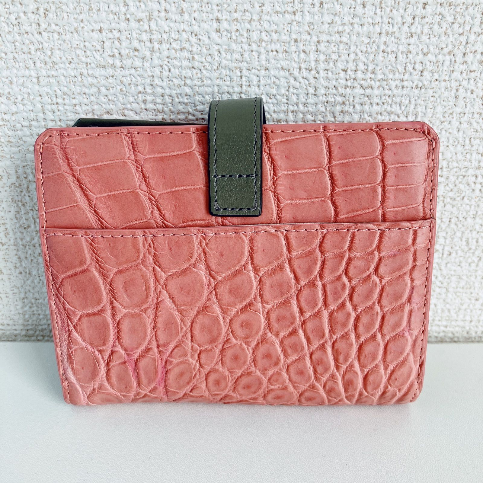 クロコダイル型押し 折り財布 ピンク - メルカリ