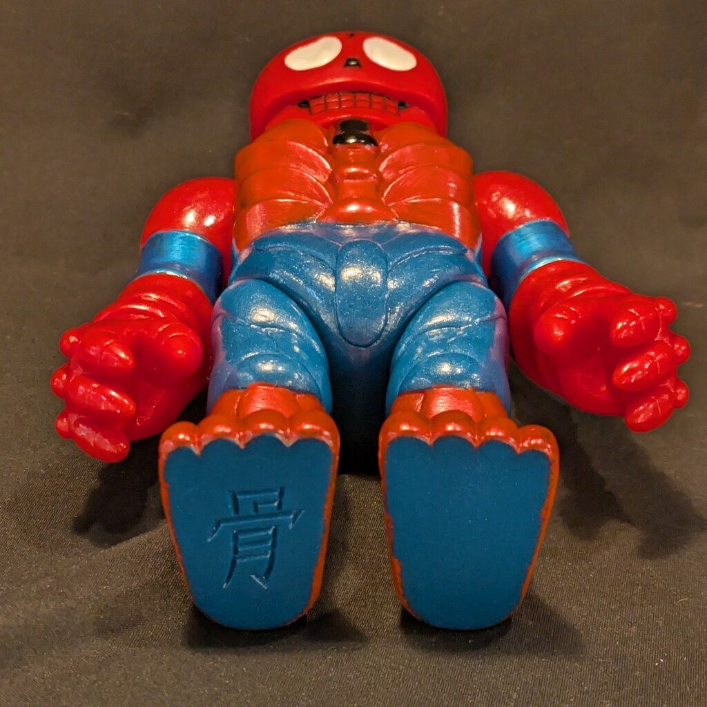 赤色と青色のグリッターキャラクターフィギュア REALHEAD ドクロマニヨン スパイダーマンカラー 青ラメ成型 - メルカリ