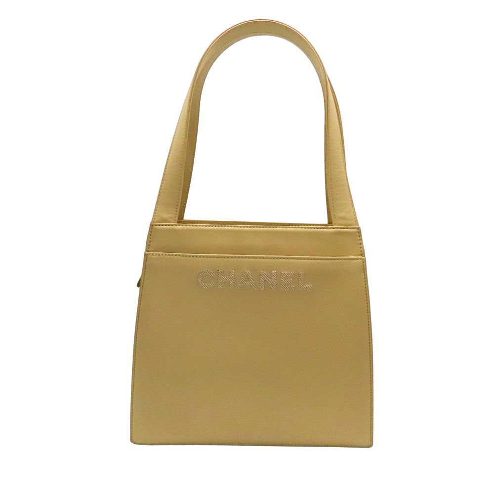 CHANEL ベージュ ロゴ入り シャネル　ラムスキン 中古】CHANEL シャネル ロゴ刺繍 ショルダーバッグ ベージュ