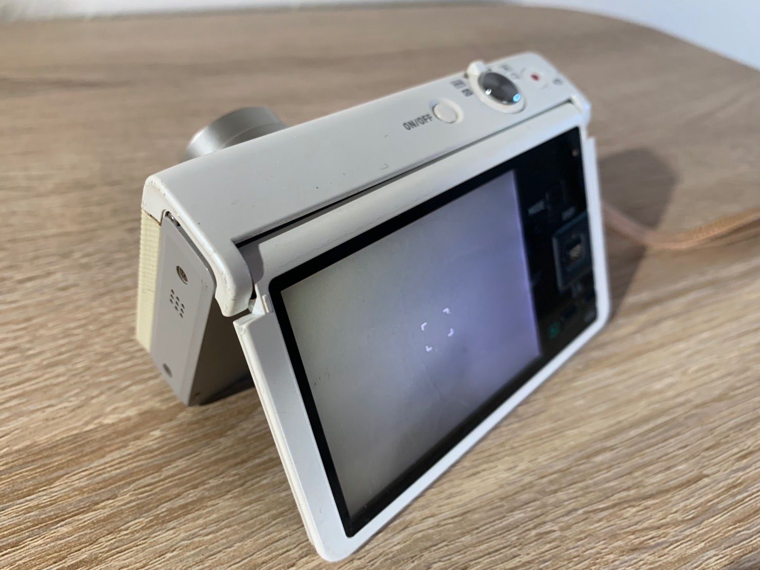 7389 CASIO カシオ EXILIM EX-ZR70 ホワイト デジカメ ジャンク品