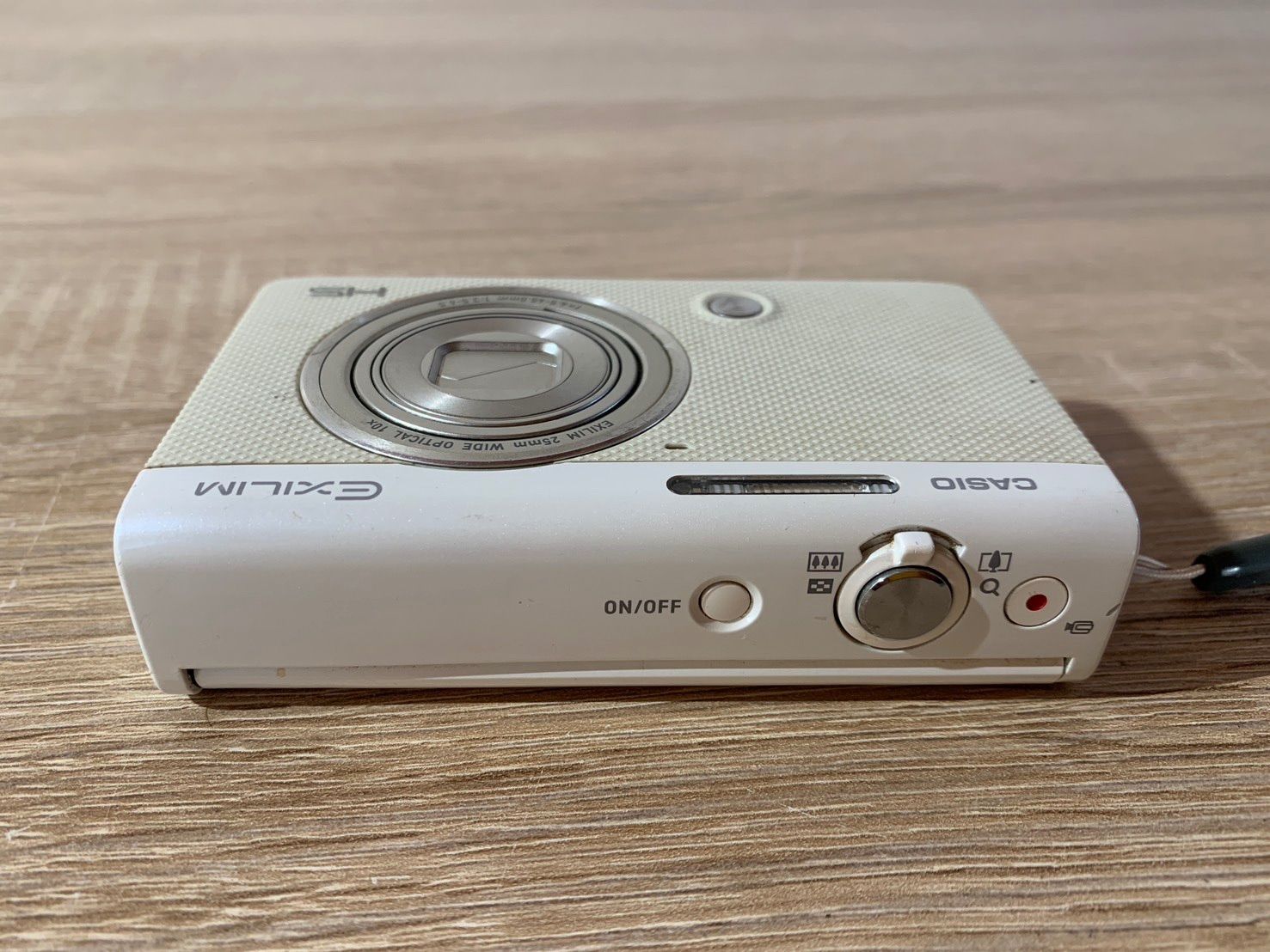 7389 CASIO カシオ EXILIM EX-ZR70 ホワイト デジカメ ジャンク品