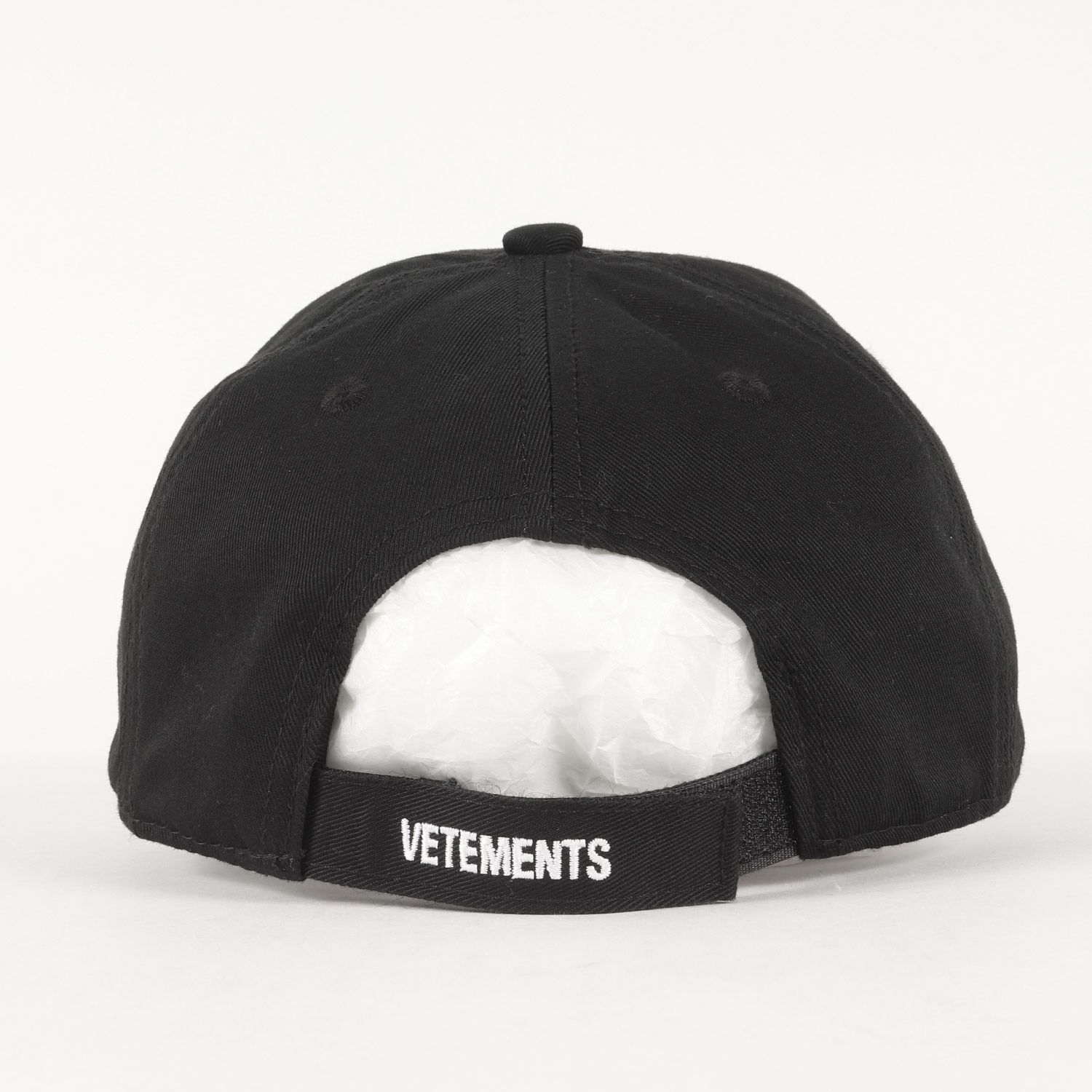 U.S.K　VETEMENTS アナーキー　キャップ VETEMENTS Anarchy Cap in Black | FWRD