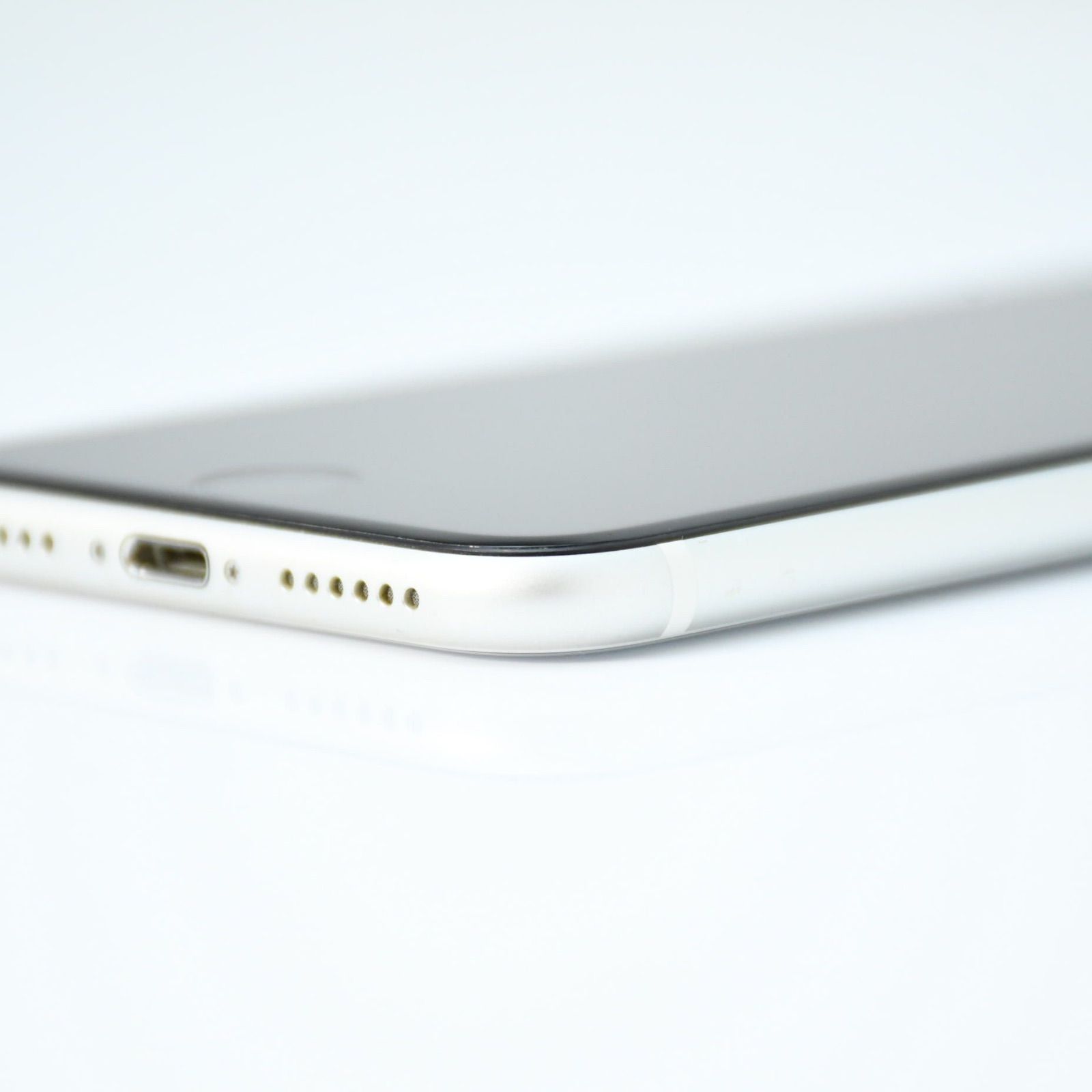 Apple iPhone se 第2世代　64Ｇ　ホワイト バッテリー81％ 純正バッテリー81％】SIMフリー iPhone SE 第2世代 64GB ホワイト