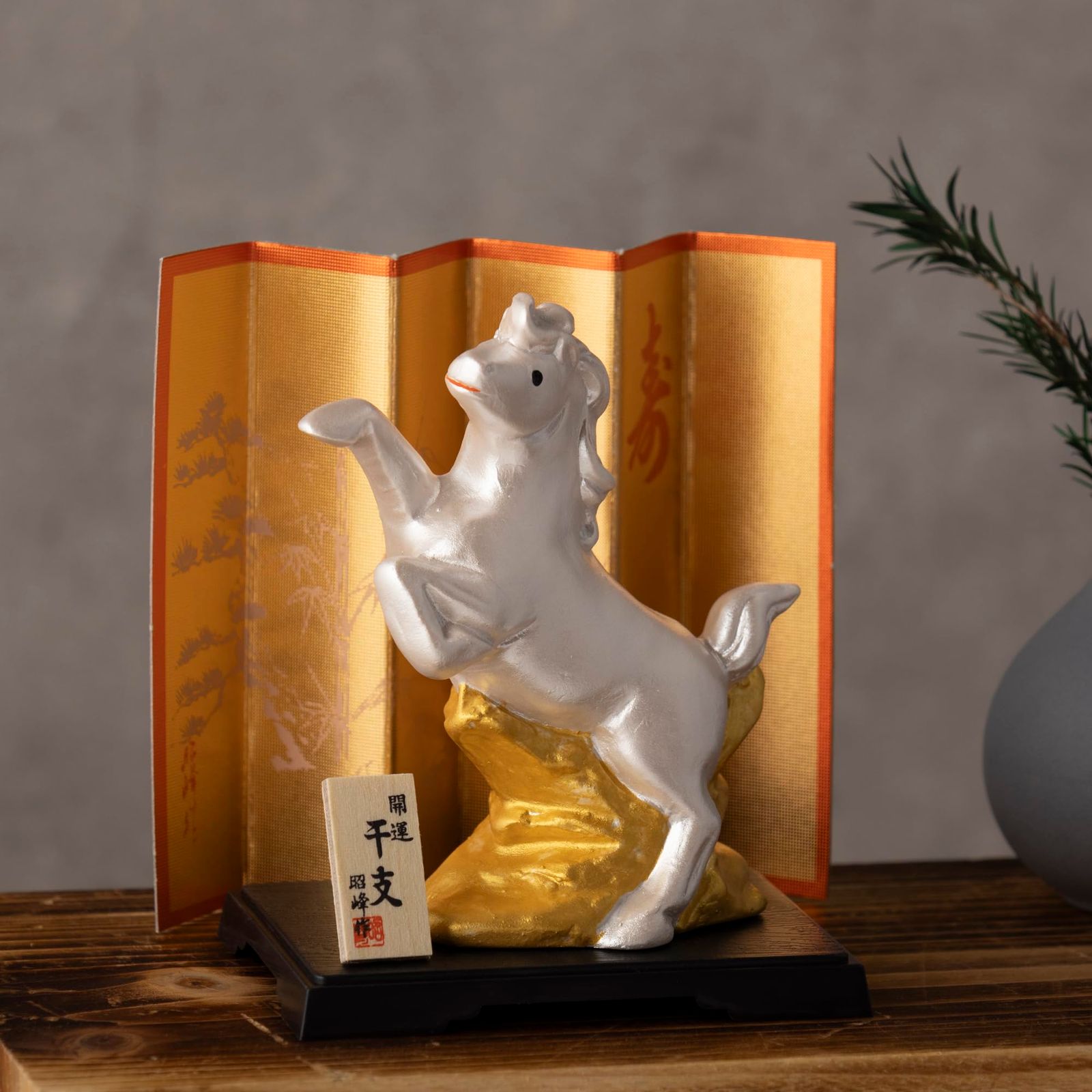 令和8年馬(午年)の彫刻 木製 茶褐色 売れ筋 令和8年馬(午年)の彫刻