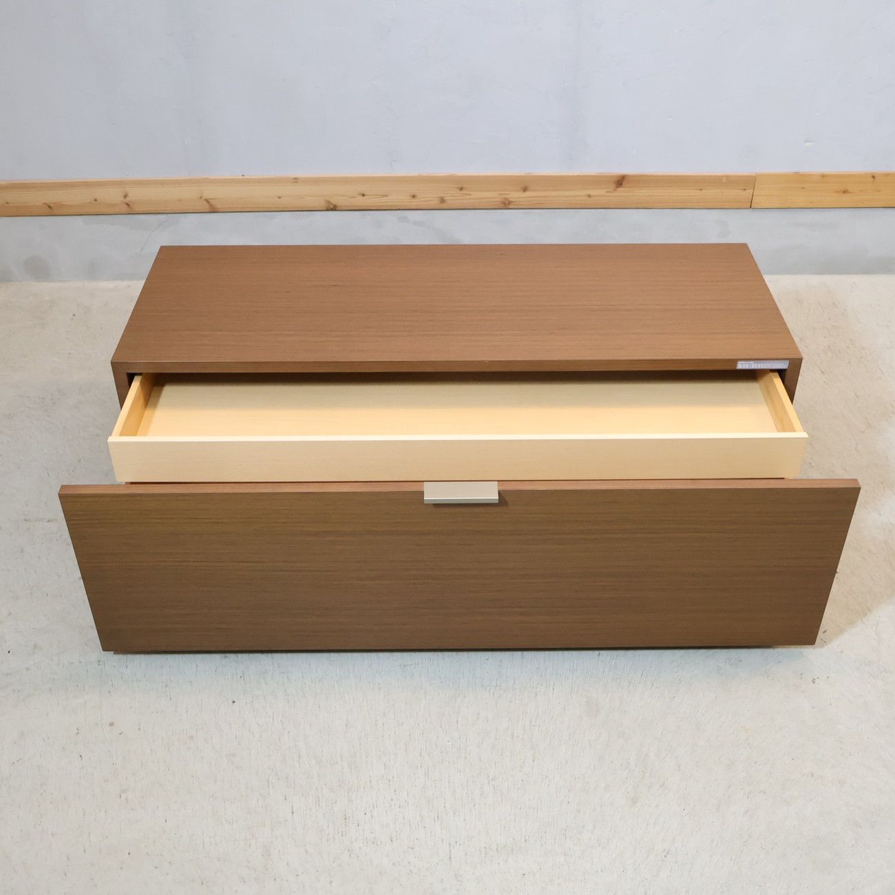 arflex(アルフレックス)のC.C.09 Hi-Fi ローボードです。ウォールナットの落ち着いたシックな色合いとスタイリッシュなフォルム。収納量豊富なドロワーが便利でテレビボードにも◎♪ arflex アルフレックス C.C.09 Hi-Fi ローボード ウォールナット