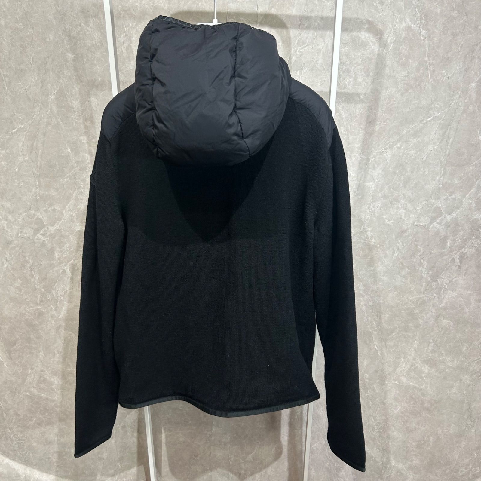 ✨極美品✨モンクレール ハイブリッドダウンニット 黒 M 専用ハンガー付 美品】 MONCLER モンクレール ハイブリッドダウンニットジャケット黒M