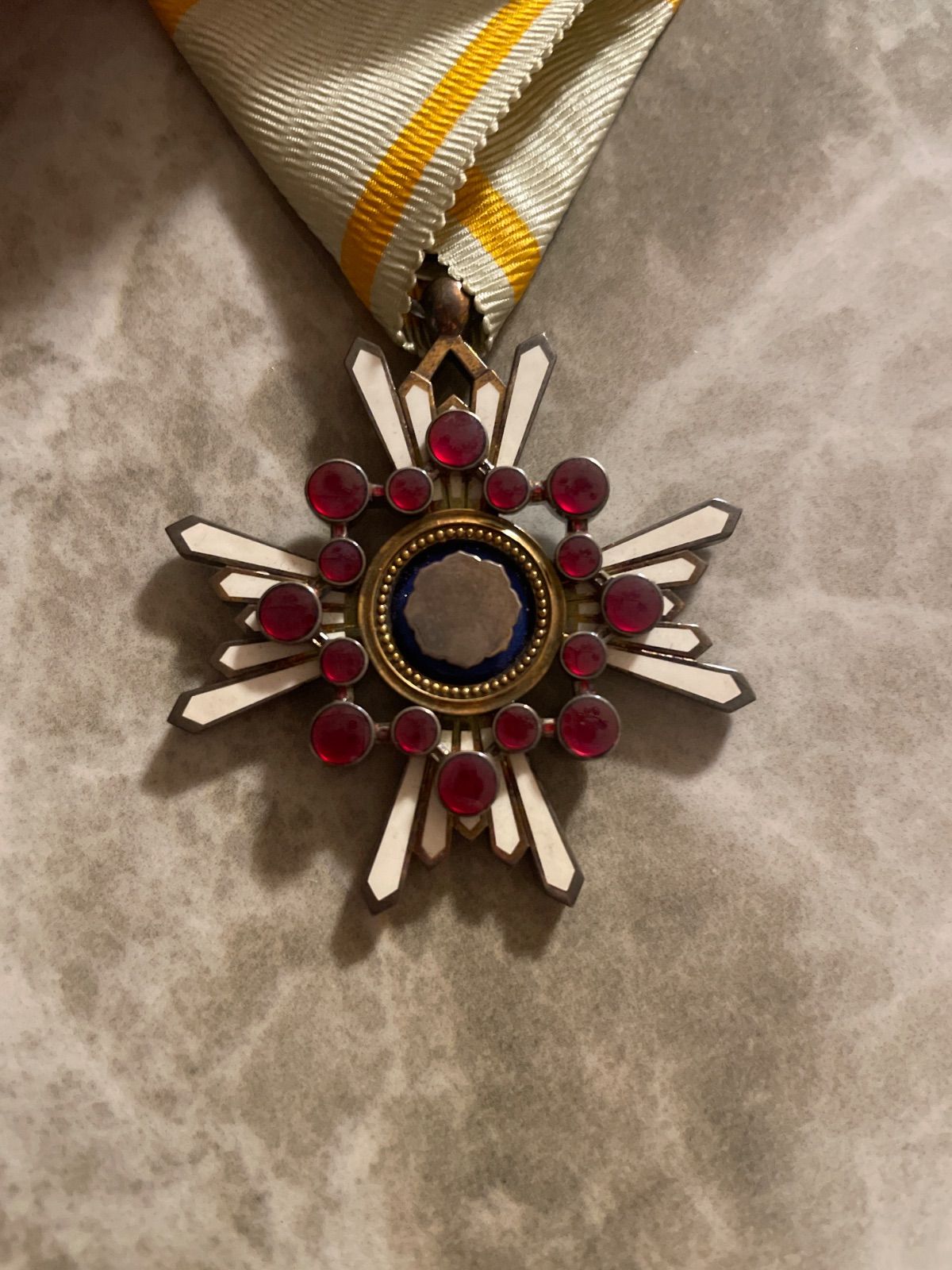 勲五等瑞宝章 婦人用 勲章 純銀製 超レア 美品 日本の勲章 徽章 純銀製 勲五等瑞宝章 - メルカリ