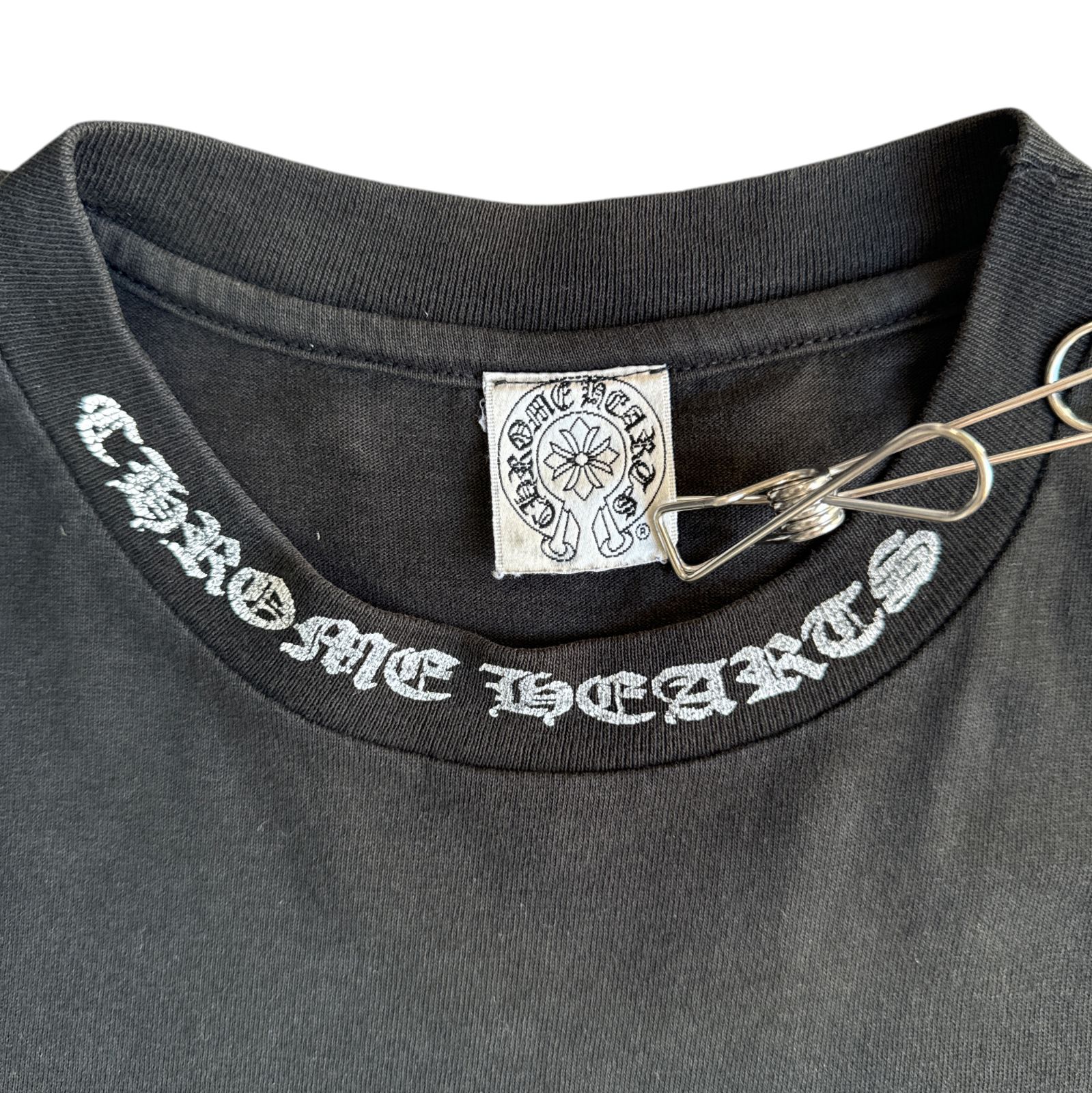 【90S】Chrome Hearts スクロールロゴ刺繍【Vintage】黒/黒 90s OLD CHROME HEARTS ネックロゴ Scroll Label シングルステッチ