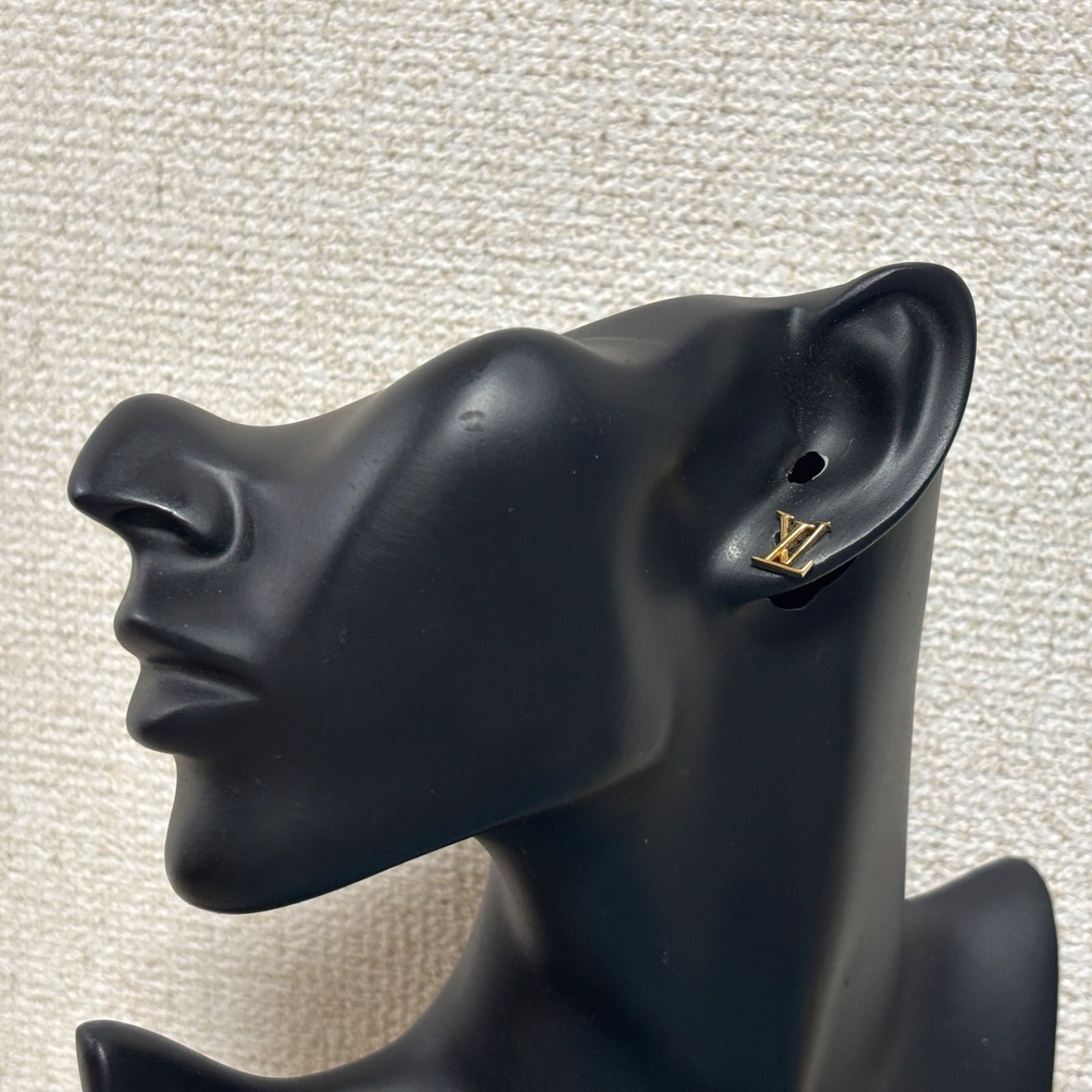 LOUIS VUITTON 片耳　ロゴピアス vuitton-m68153.jpg