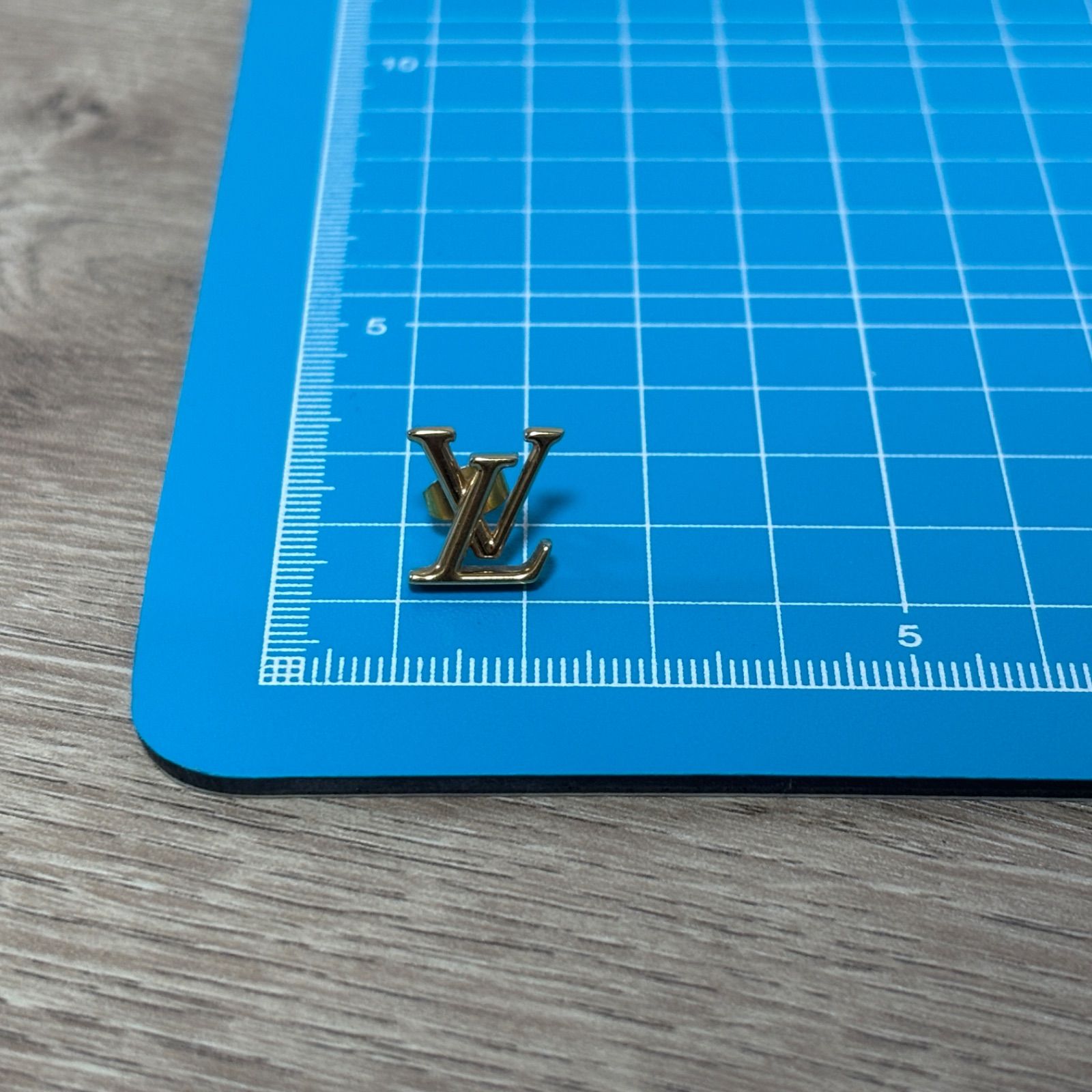 LOUIS VUITTON ルイヴィトン アイコニック ピアス LV ロゴ ゴールド